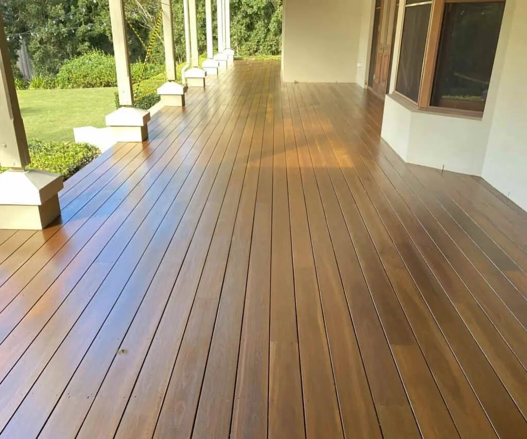 Ahşap deck sistre cila sonrası parlak ve korunmuş deck