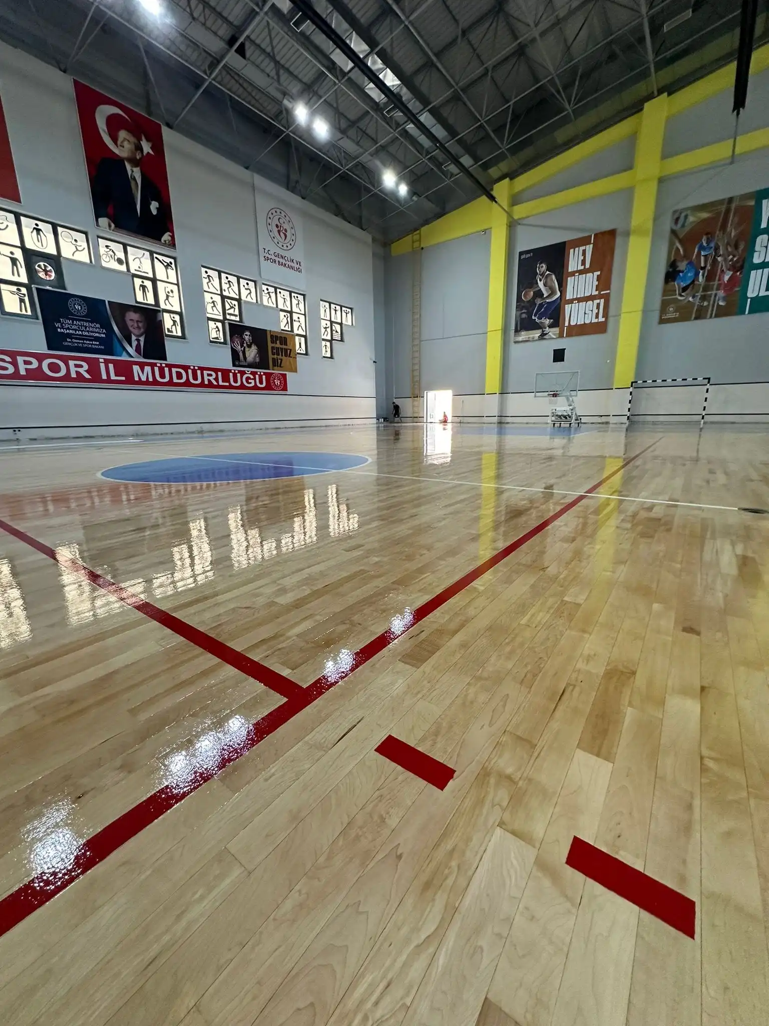 Yenilenmiş spor salonu parlak zemin